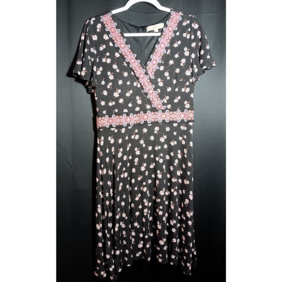 LOFT Dresses & Skirts - LOFT Women’s Dress Size 8 Black Pink Floral Short Sleeve V‑Neck Knee Length